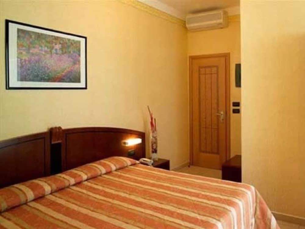 Hotel Rex Rimini Bagian luar foto