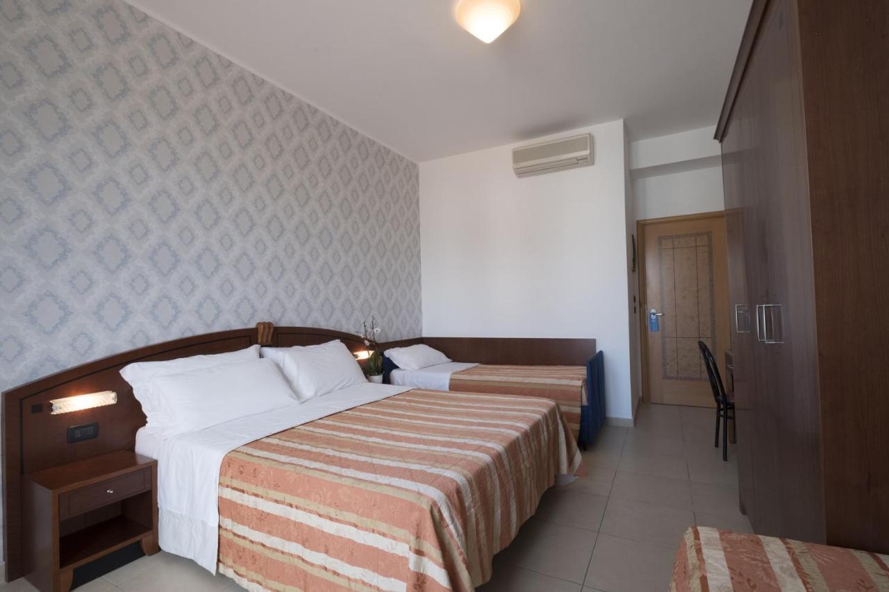Hotel Rex Rimini Bagian luar foto