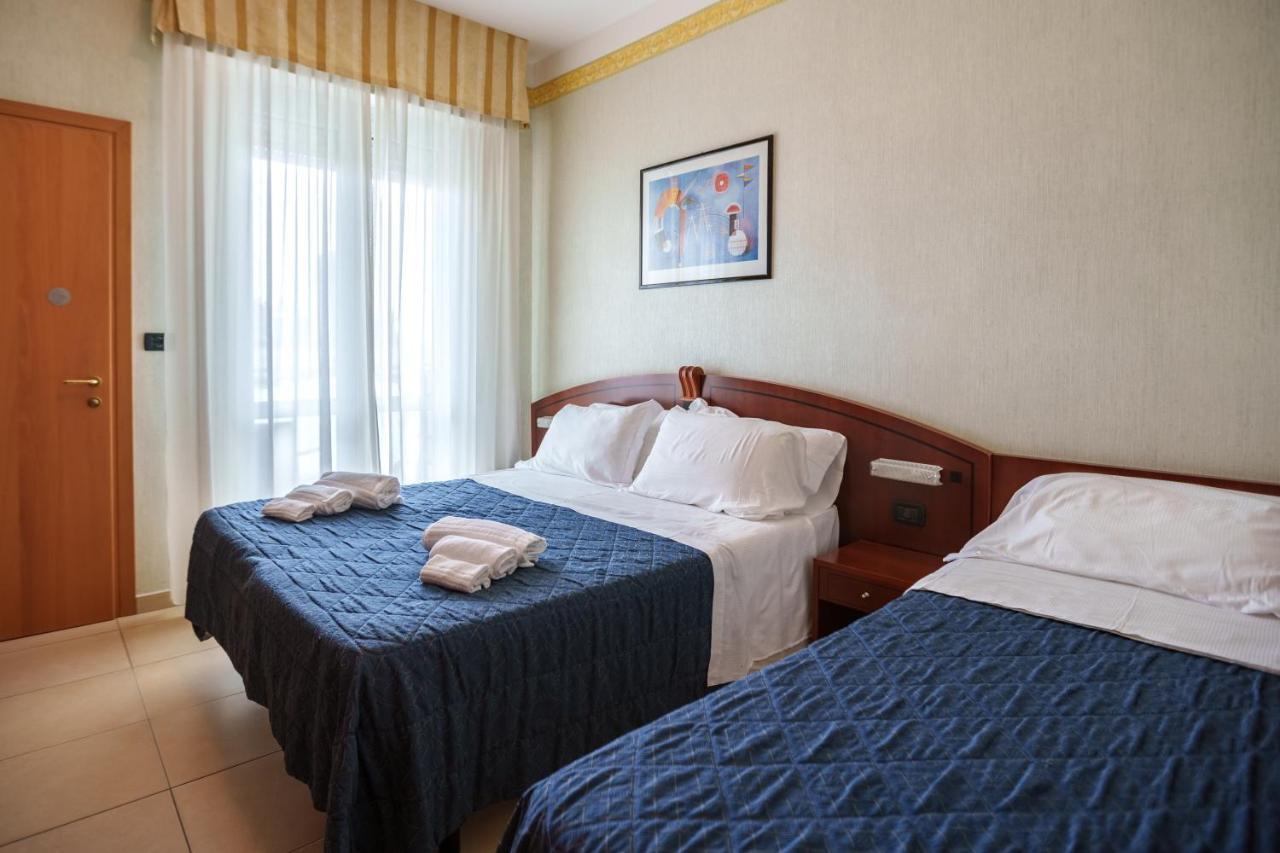 Hotel Rex Rimini Bagian luar foto
