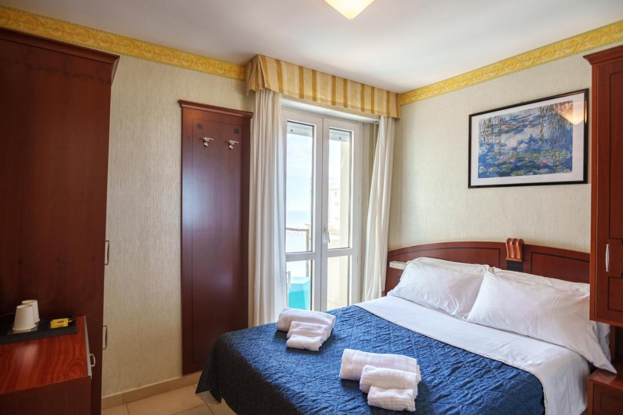 Hotel Rex Rimini Bagian luar foto