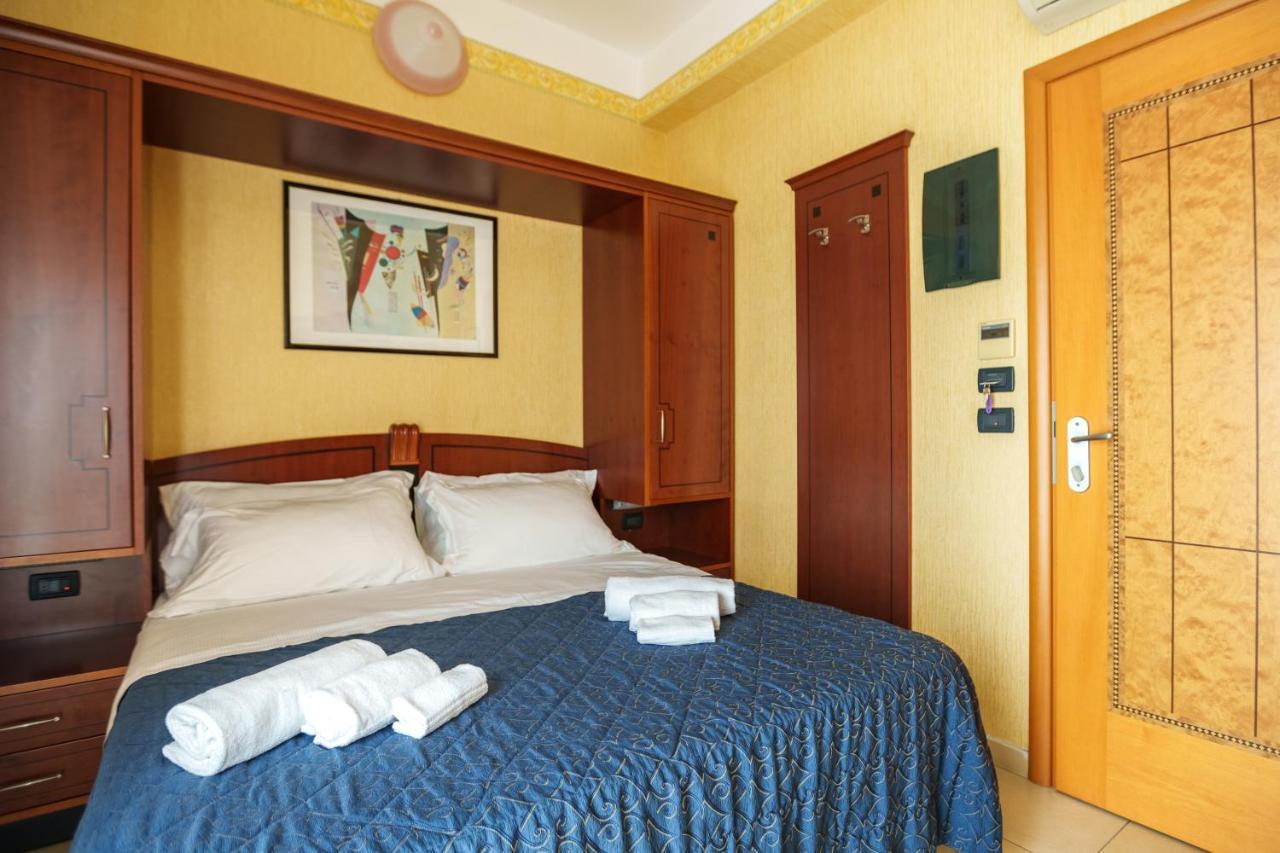 Hotel Rex Rimini Bagian luar foto