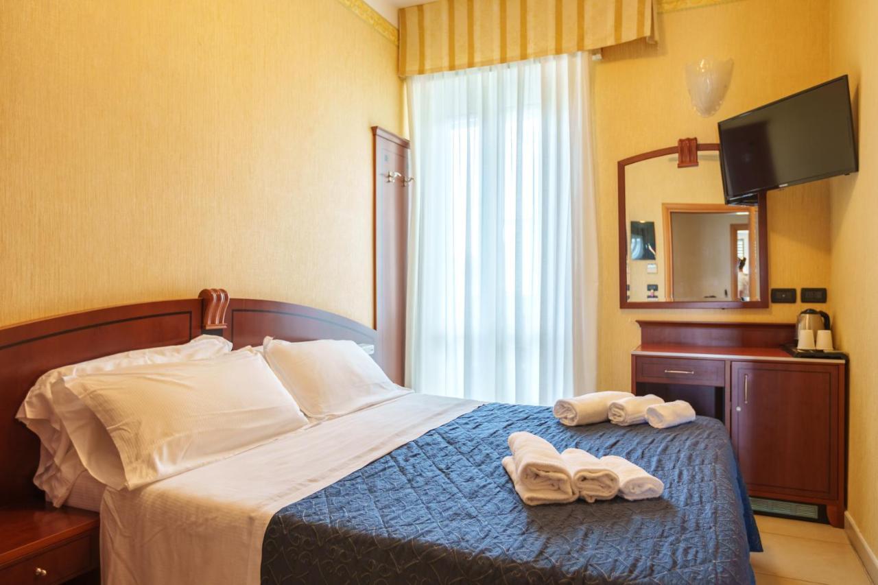 Hotel Rex Rimini Bagian luar foto