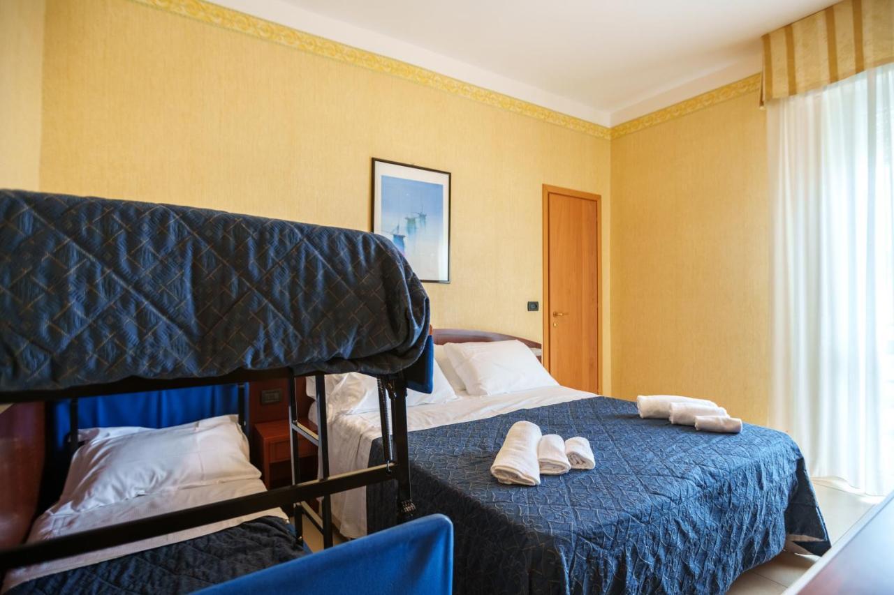 Hotel Rex Rimini Bagian luar foto