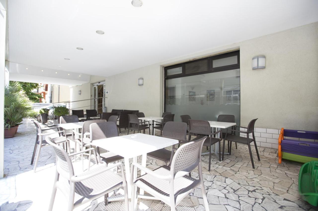 Hotel Rex Rimini Bagian luar foto