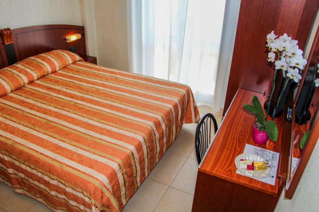 Hotel Rex Rimini Bagian luar foto