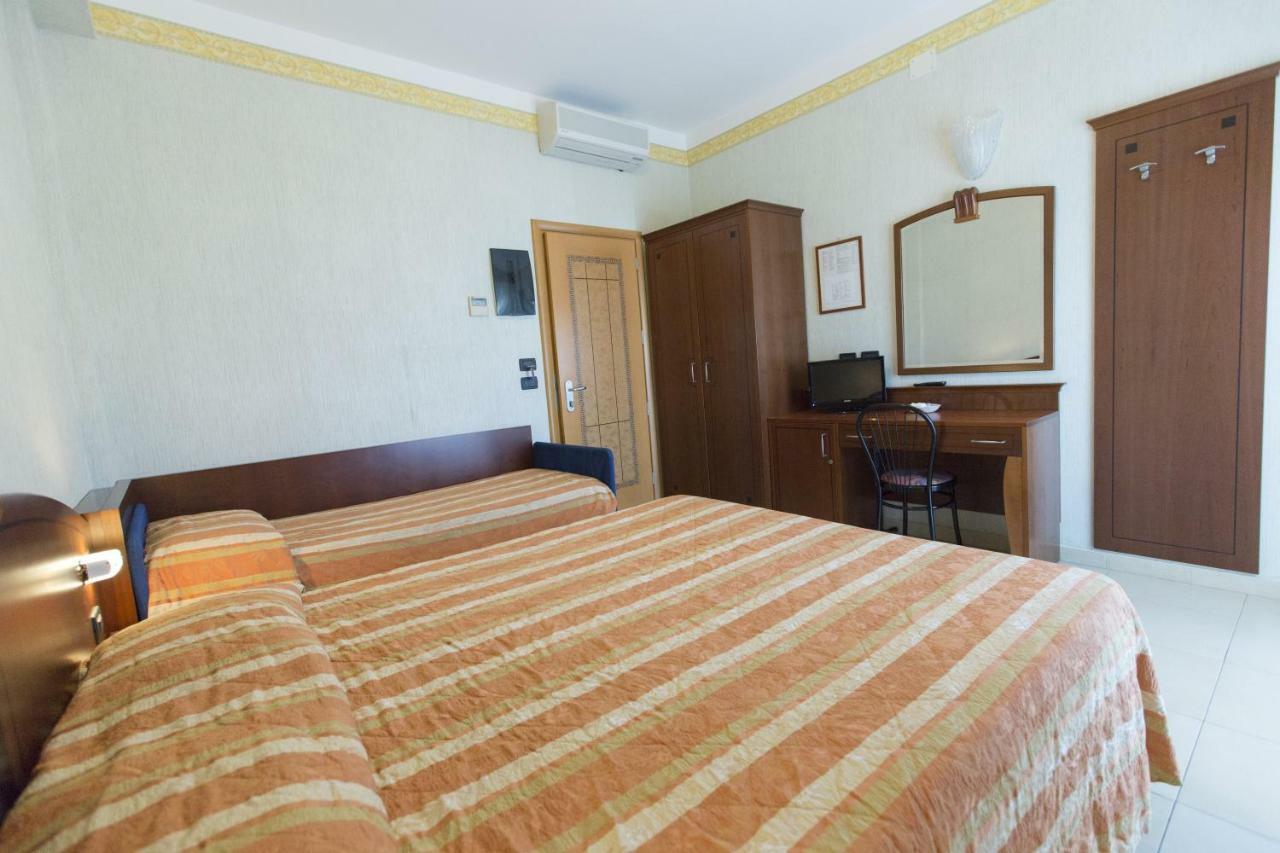 Hotel Rex Rimini Bagian luar foto