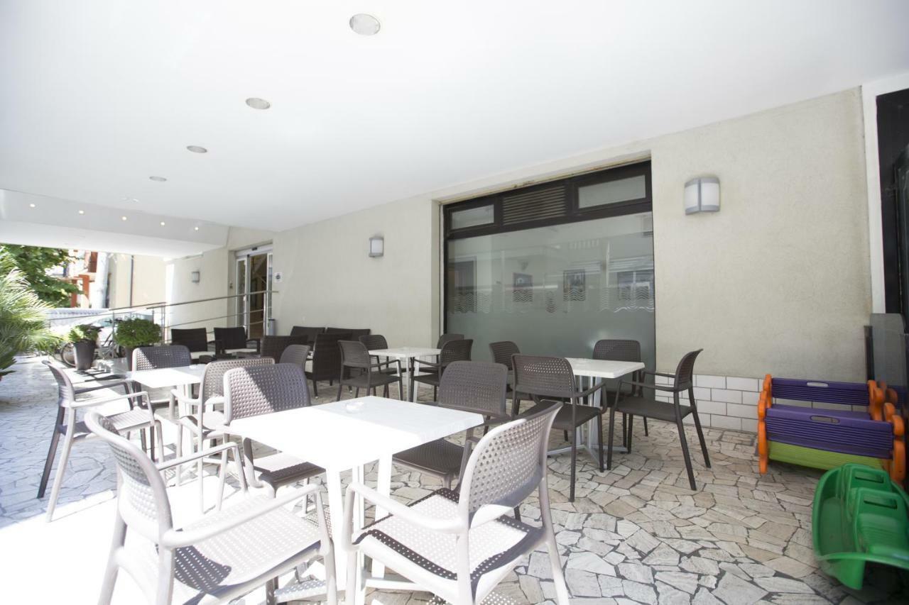 Hotel Rex Rimini Bagian luar foto