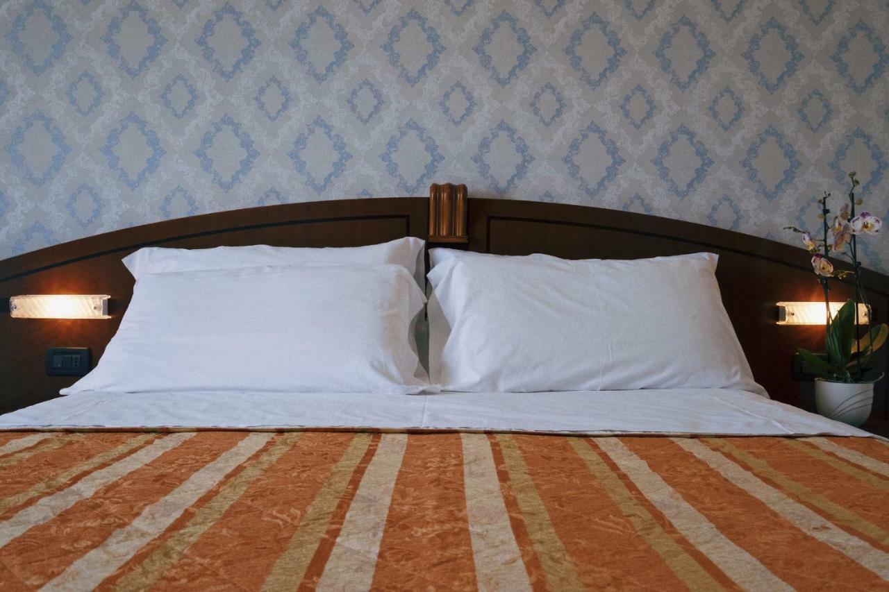 Hotel Rex Rimini Bagian luar foto
